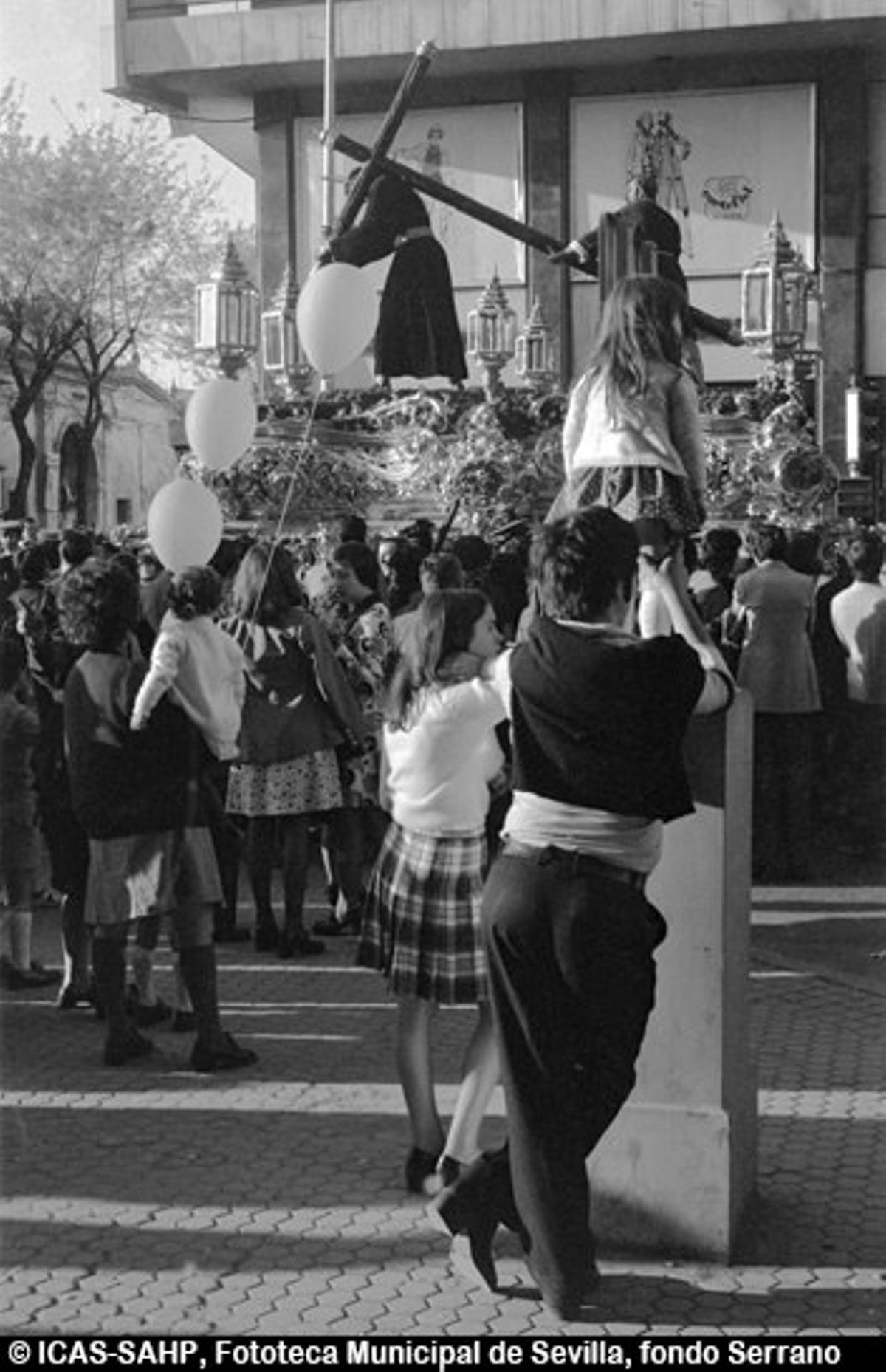 La iglesia del Divino Salvador, refugio de la lluvia para el Nazareno de la Hermandad de la O y de la banda de la Cruz Roja que lo acompaña. 1966 La iglesia del Divino Salvador, refugio de la lluvia para el Nazareno de la Hermandad de la O y de la banda de la Cruz Roja que lo acompaña. 1966