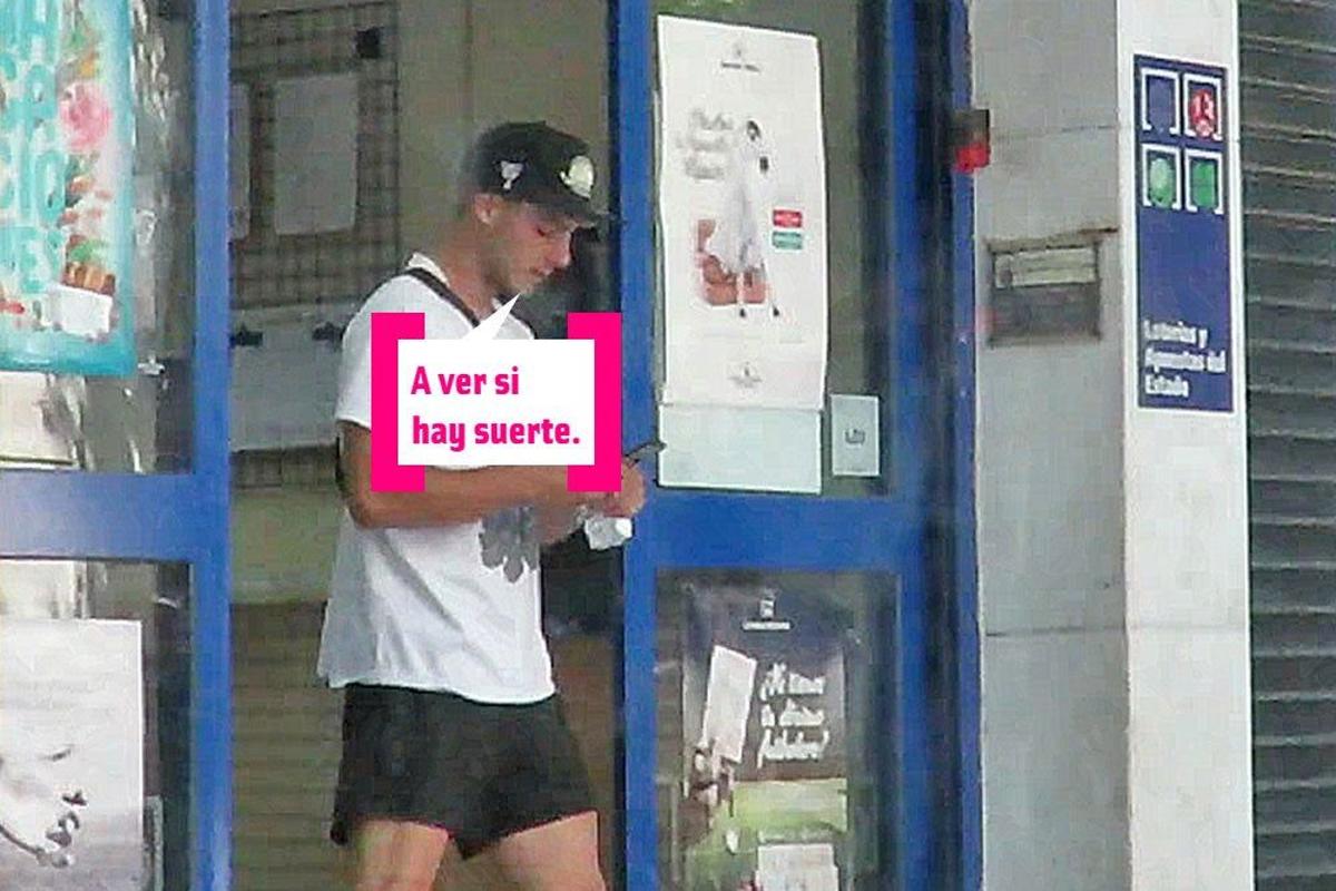 Joel Bosqued saliendo de una administración de Lotería y Apuestas del Estado