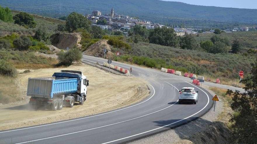 Un vehículo toma la curva por el paso elevado del Tren de Alta Velocidad en Lobeznos.