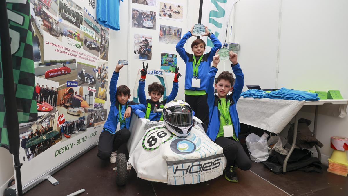 Noé, Telmo, Aitor y Lucas na Primera Muestra de Movilidá Sostenible d'Uviéu.