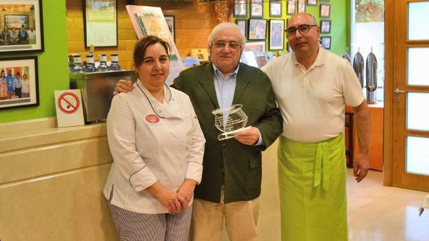 Teresa Lastra y Bautista Menéndez, tras entregarle a José Ramón González la &quot;Faba de oro&quot; en su restaurante en Águilas (Región de Murcia).