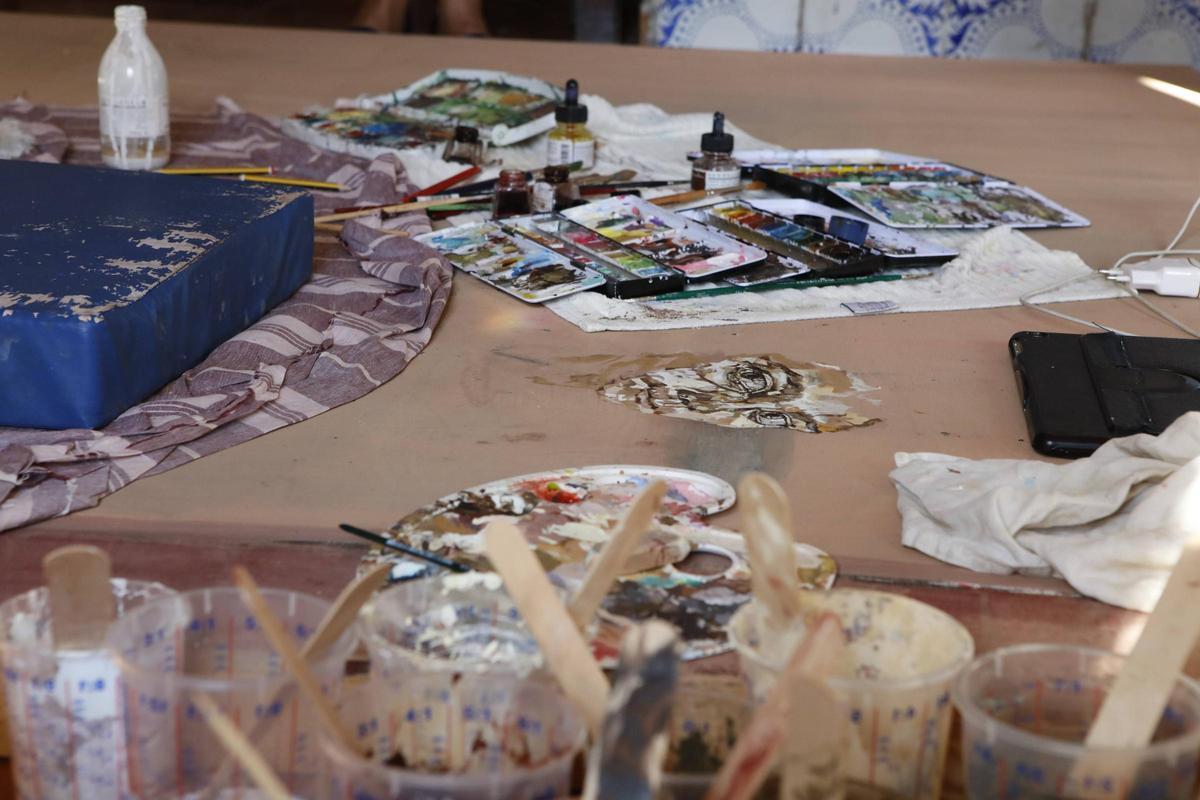 Aïcha Khorchid malt viele ihrer Bilder auf 2 m x 2 m großen Holzplattem und beginnt hier mit den Augen.