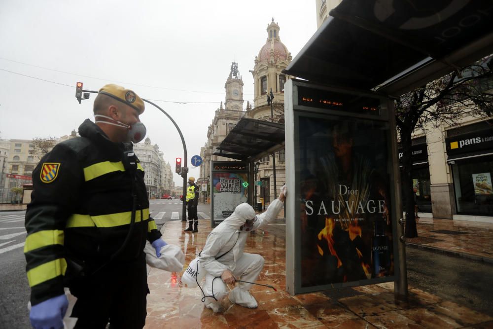 La UME desinfecta la plaza del Ayuntamiento de València por el coronavirus