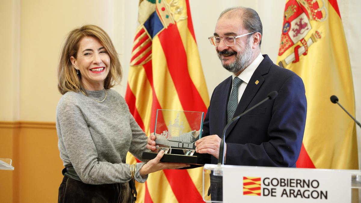 La ministra Raquel Sánchez recibe de Javier Lambán una pequeña réplica de la Fuente de los Incrédulos.
