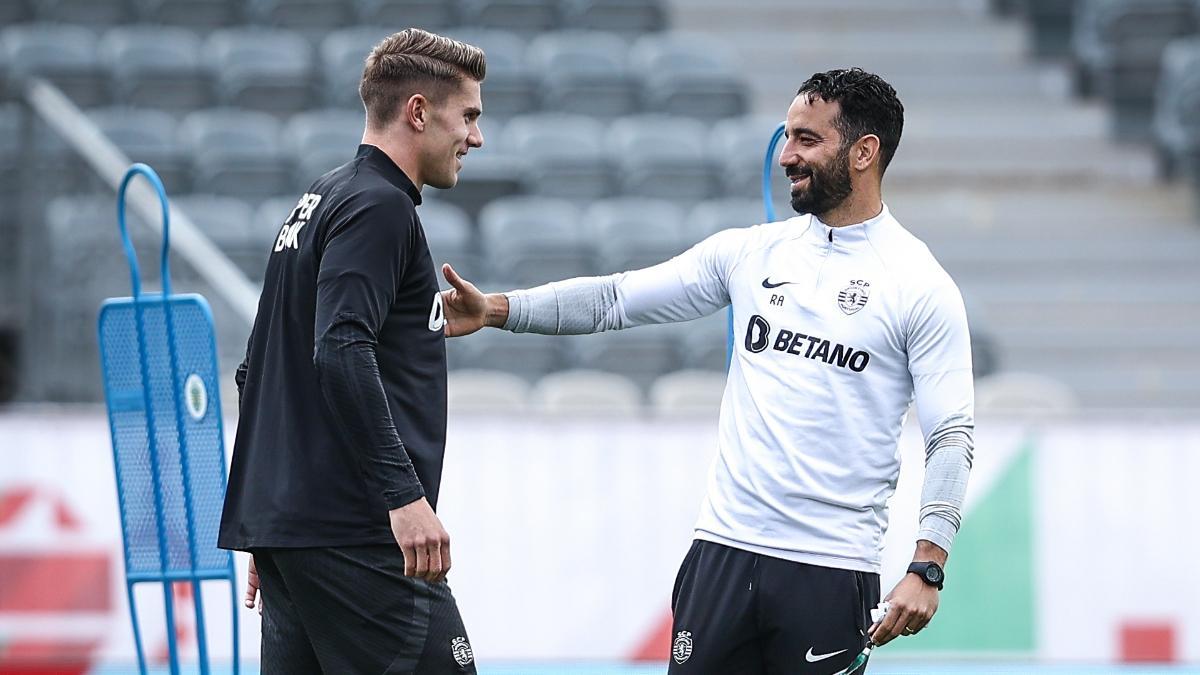 Amorim habla con Gyökeres durante un entrenamiento del Sporting CP