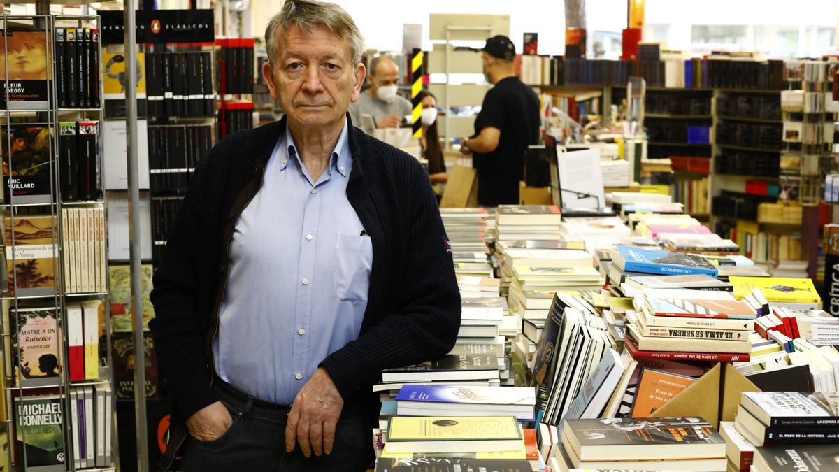 Carmelo Romero, autor del libro &#039;Caciques y caciquismo en España (1834-2020), en la librería Antígona.