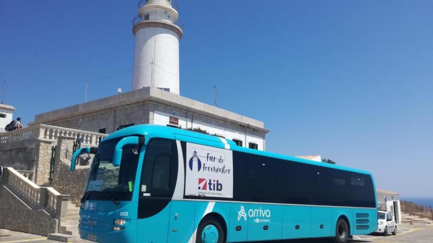 Uno de los buses lanzadera contratados por el Govern, en el faro de Formentor