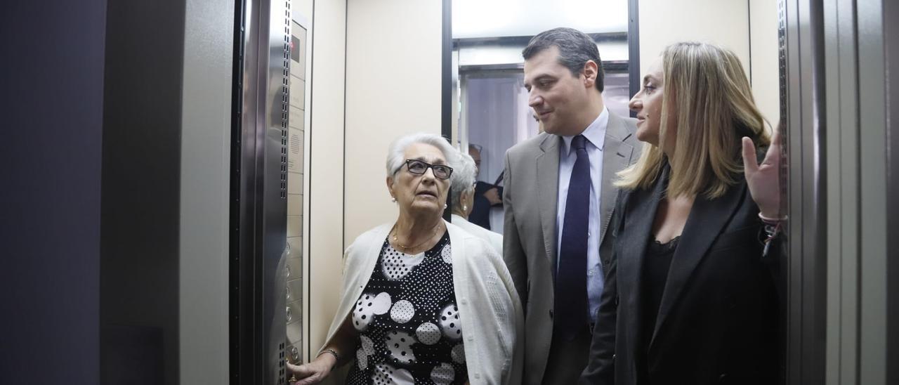 La consejera de Fomento y el alcalde de Córdoba se suben en un ascensor con una vecina de San José Obrero.