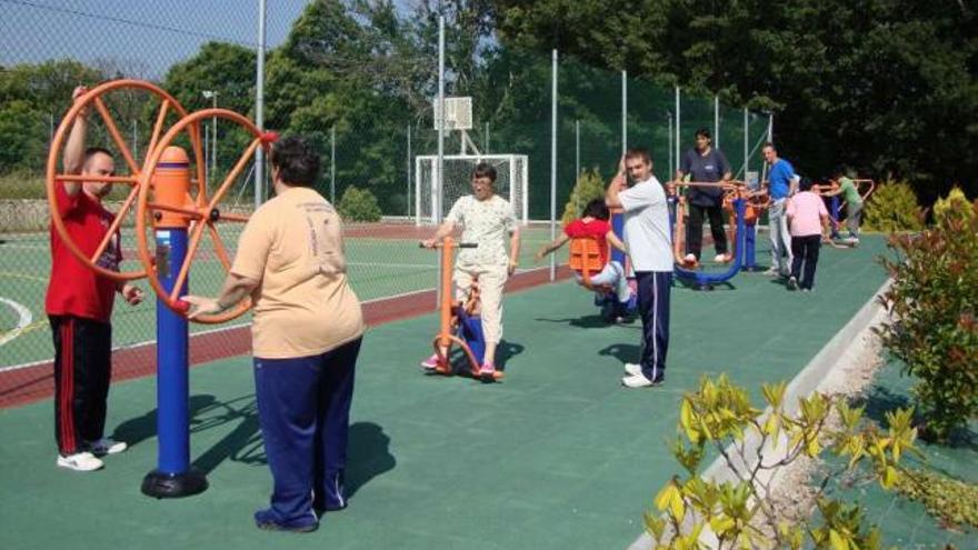 Un grupo de usuarios de Aspadeza visita y prueba las pistas deportivas.