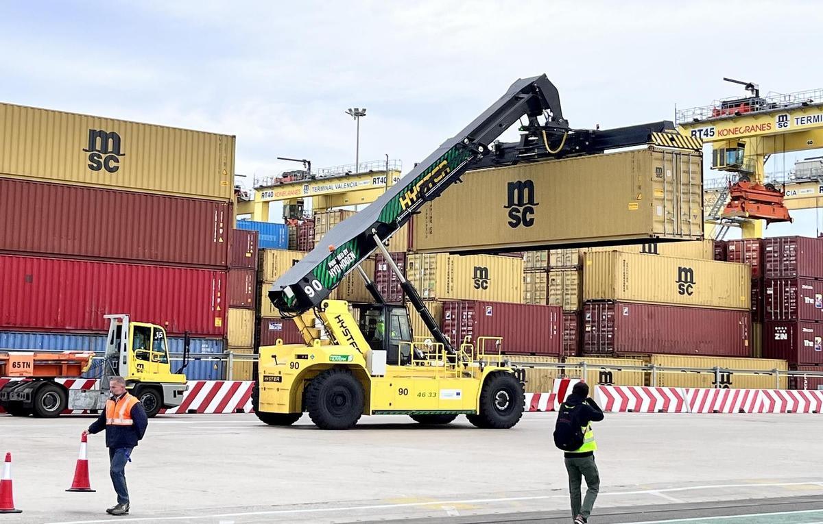 Apiladora de contenedores en la terminal de MSC.