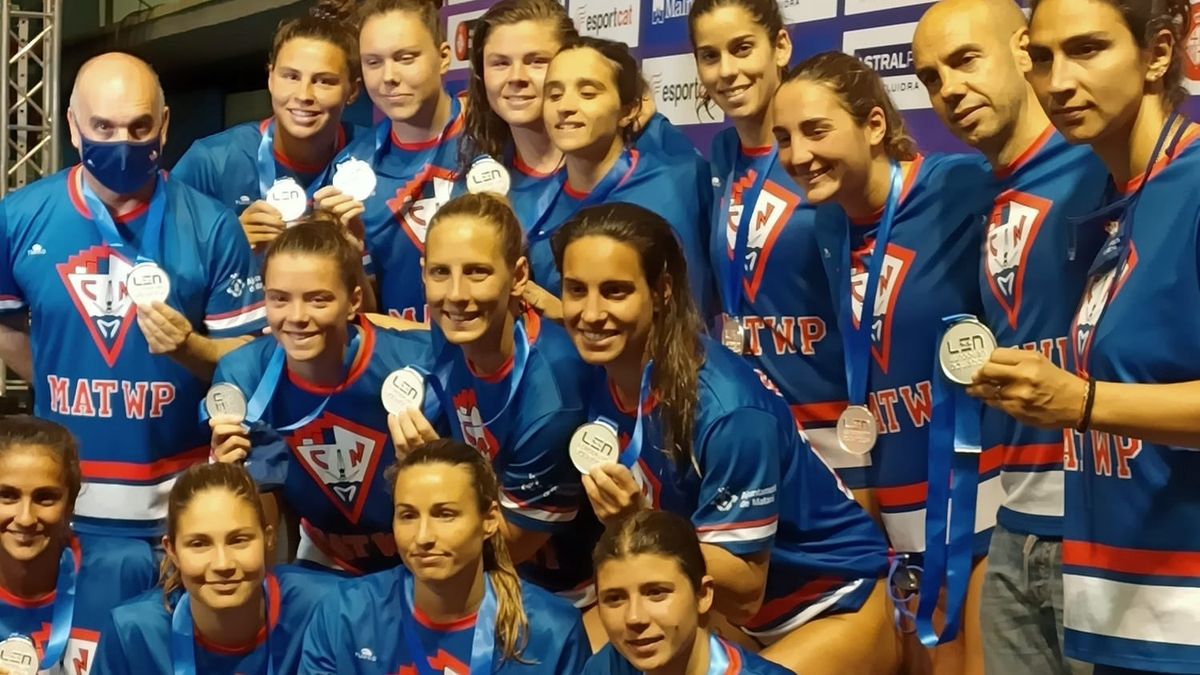 Las jugadoras del CN Mataró, con la medalla de plata.