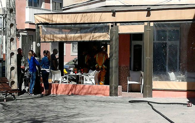 Los bomberos sofocan un incendio en un bar en Palma