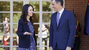 Pedro Sánchez recibe a la primera ministra de Nueva Zelanda, Jacinda Ardern.