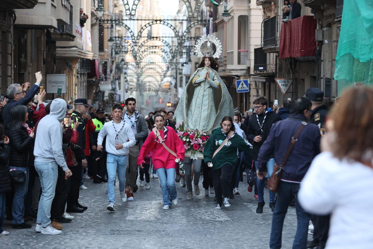 La imagen de la Virgen es llevada a la carrera durante Els Xiulitets.