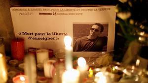 Homenaje al profesor asesinado Samuel Paty en las calles de Conflans-Sainte-Honorine.