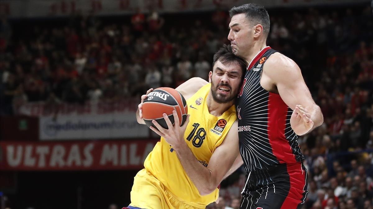 lmendiola50691667 barcelona s pierre oriola cory  left  challenges for the bal191101212417