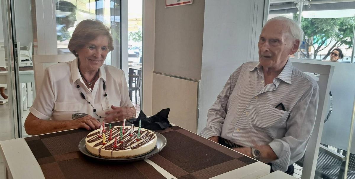 Guillermo Jiménez Smerdou, acompañado de Conchita, su mujer, en su 97 cumpleaños, en 2024.
