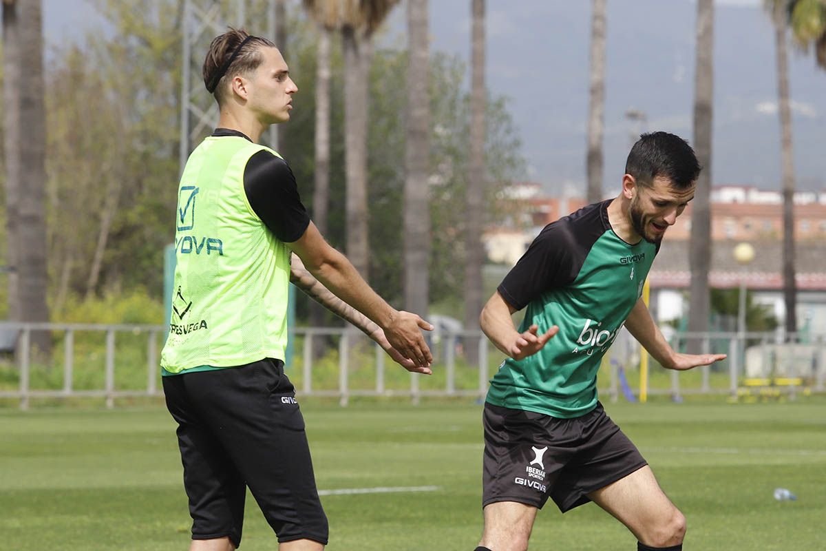 El Córdoba CF y su gran ambiente en el entrenamiento, en imágenes