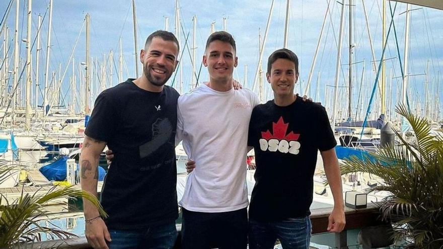 De izquierda a derecha: Álvaro Domínguez, Sergi Cardona y Aleix Piqué, en el Restaurante El Embarcadero. | |