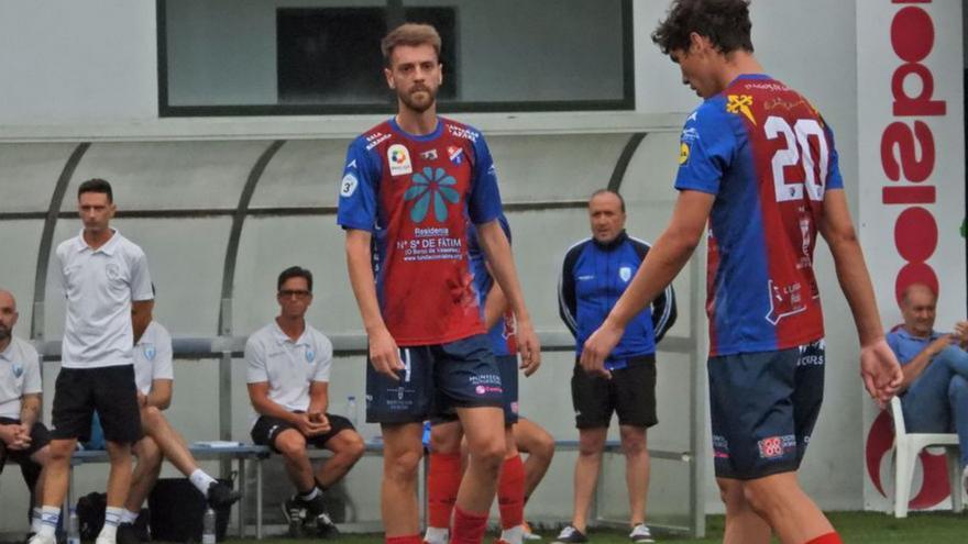 Manu Arias y Pablo Rubio en un partido en Barbadás. |  // F. CASANOVA