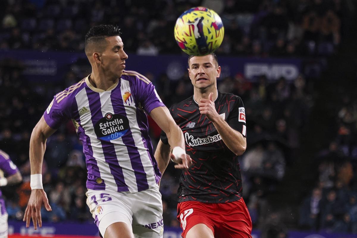 VALLADOLID. 17/03/2023. El defensa marroquí del Valladolid, Jawad El Yamiq (i), disputa el balón ante el delantero del Athletic Club, Gorka Guruzeta, durante el encuentro correspondiente a la jornada 26 de primera división disputado hoy viernes en el estadio José Zorrilla, en la capital pucelana. EFE / R. GARCÍA. yamiq y guruzeta