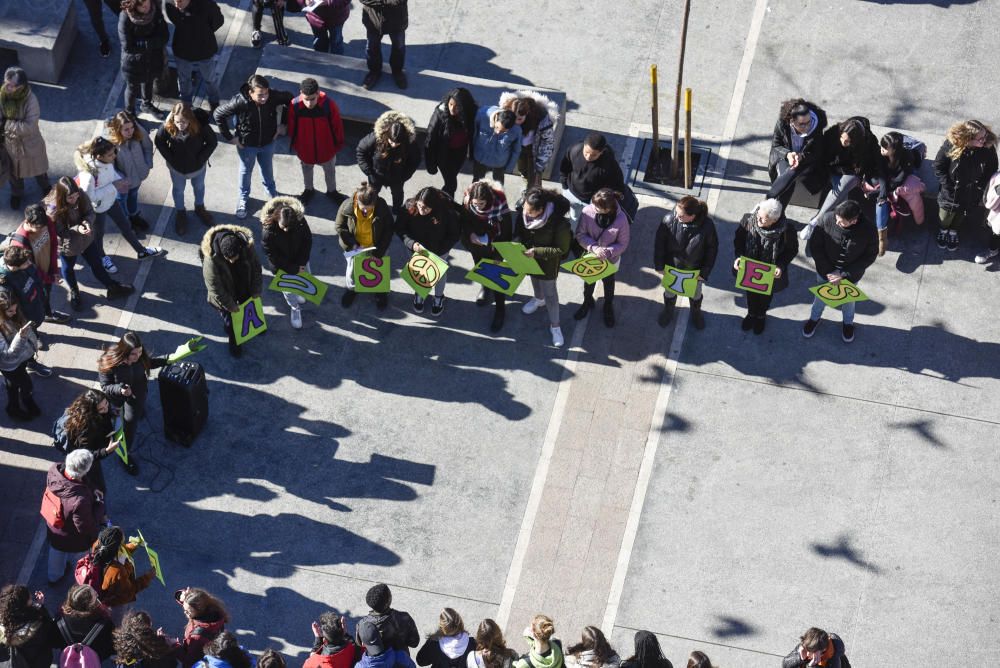 Més de 400 alumnes manresans protagonitzen l'acció artística «Un gest per la Pau»