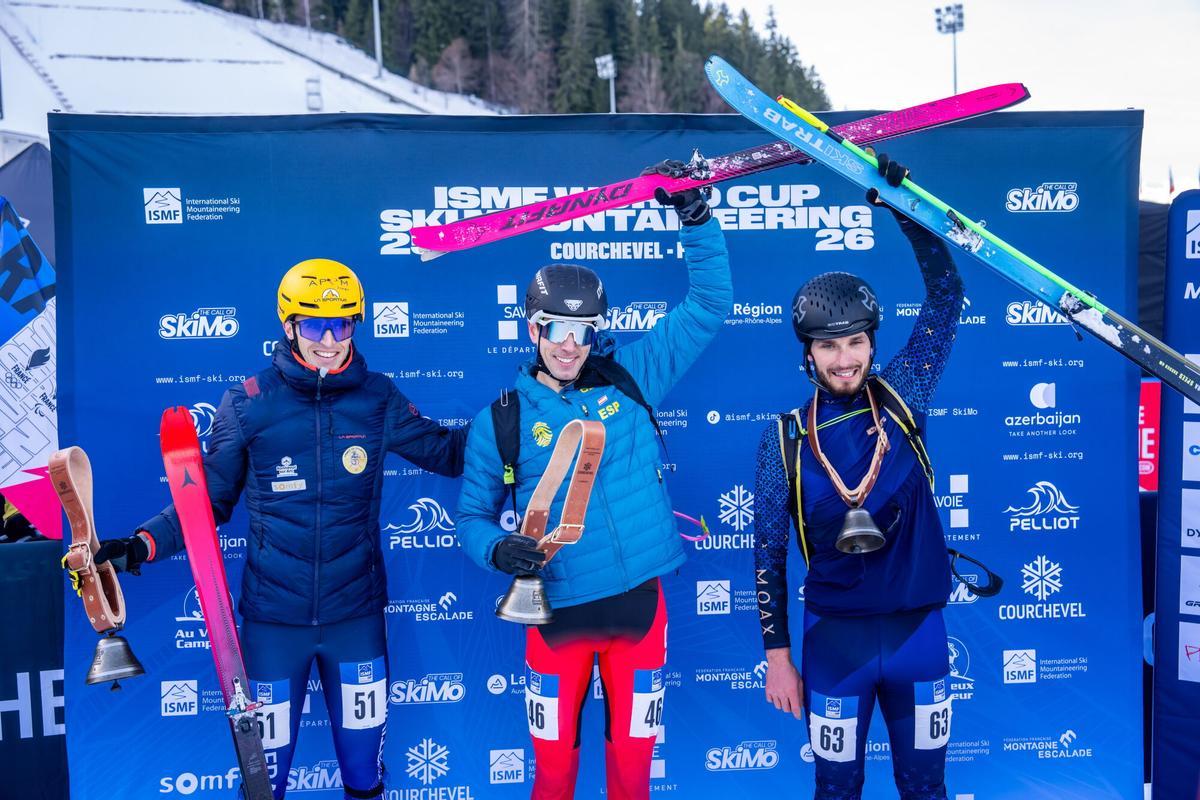 Morgins (francia), 15/01/2026.- (LR) Thibault Anselmet de Francia, 2º, Oriool Cardona de España, 1º, y Filippov Nikita de Kazajistán, 3º, posan en el podio del Skintaineer del Ismf, en el Ismtaineer del Ismf, en el Ismtaineer del Ismf, en el Ismtaineer del 15 de enero 2026. (Francia, Kazajstán, España) Epha/Maxime Schmid