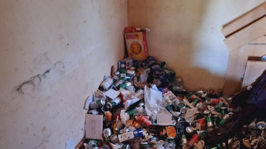 Pesadilla en un edificio de pisos públicos en Gijón: &quot;peleas y droga&quot;, kilos de basura  y plagas de cucarachas
