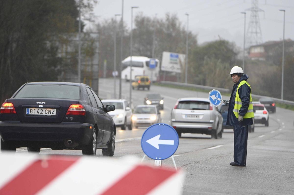 Operarios señalizando el desvío en la avenida Clara Campoamor.