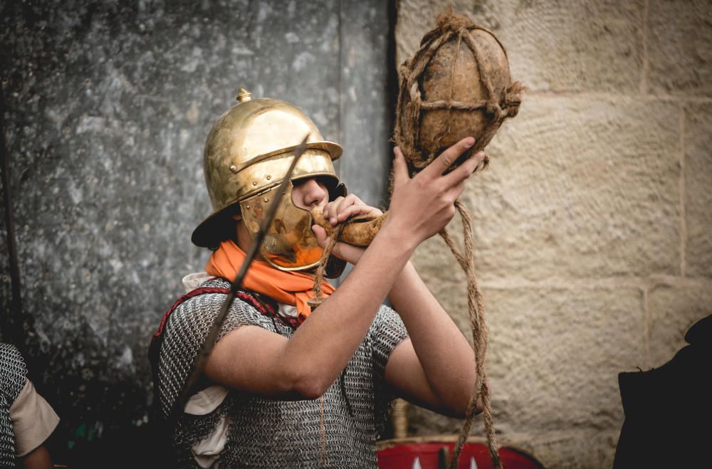 Veinte personas con trajes de romano recorren el Camí del Peix