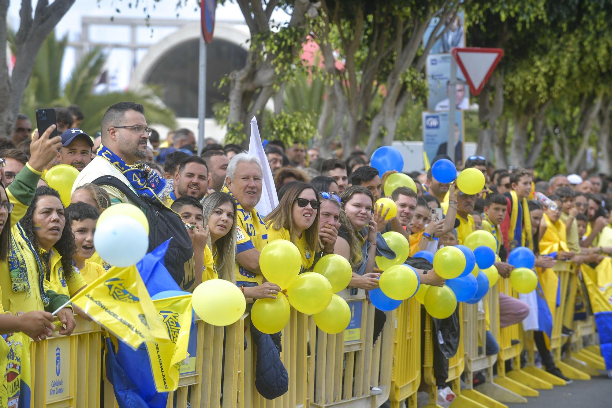 La afición recibe a la guagua de la UD Las Palmas en Fondos de Segura