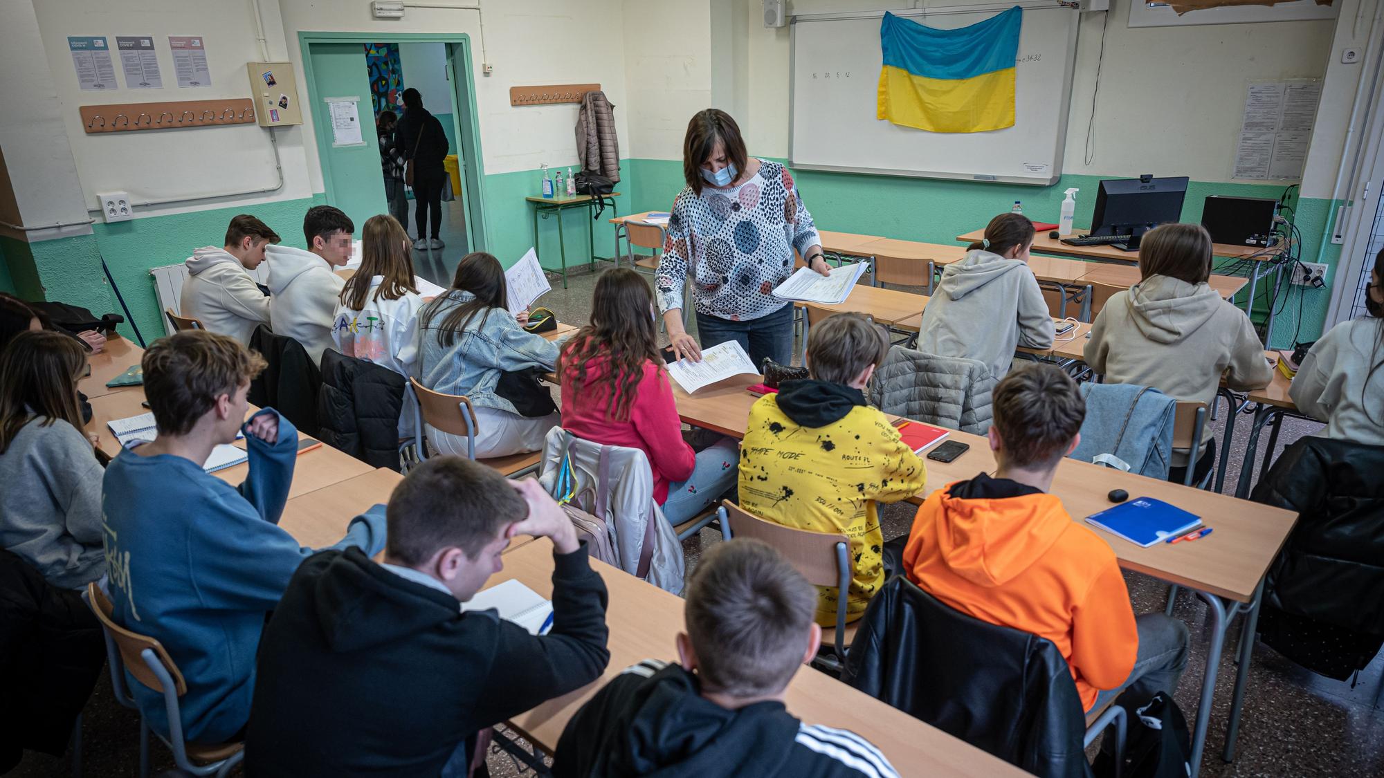 Barcelona 26-03-2022 Sociedad. Reportaje sobre los refugiados que estan acudiendo a la escuela ucraniana de barcelona. Adolescentes Ucranianos de primer bachillerato junto a la directora del colegio Ucraniano Svetlana, la profesora. AUTOR: MANU MITRU