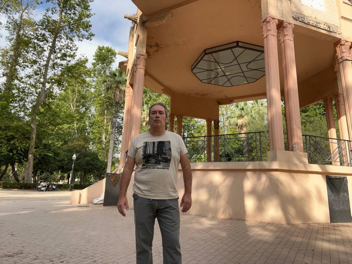 El concejal de Compromís Pau Sancho, junto al templete del parque Ribalta.