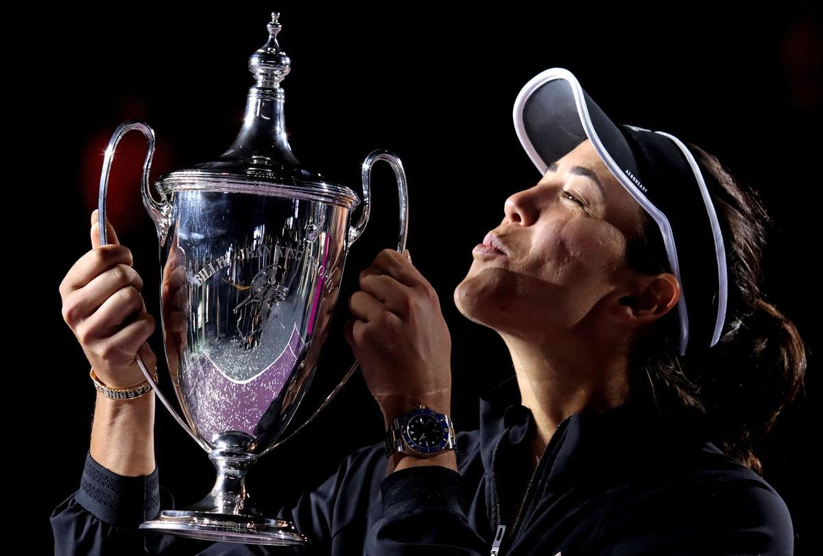 La española Garbine Muguruza celebra con el trofeo tras de ganar el partido.