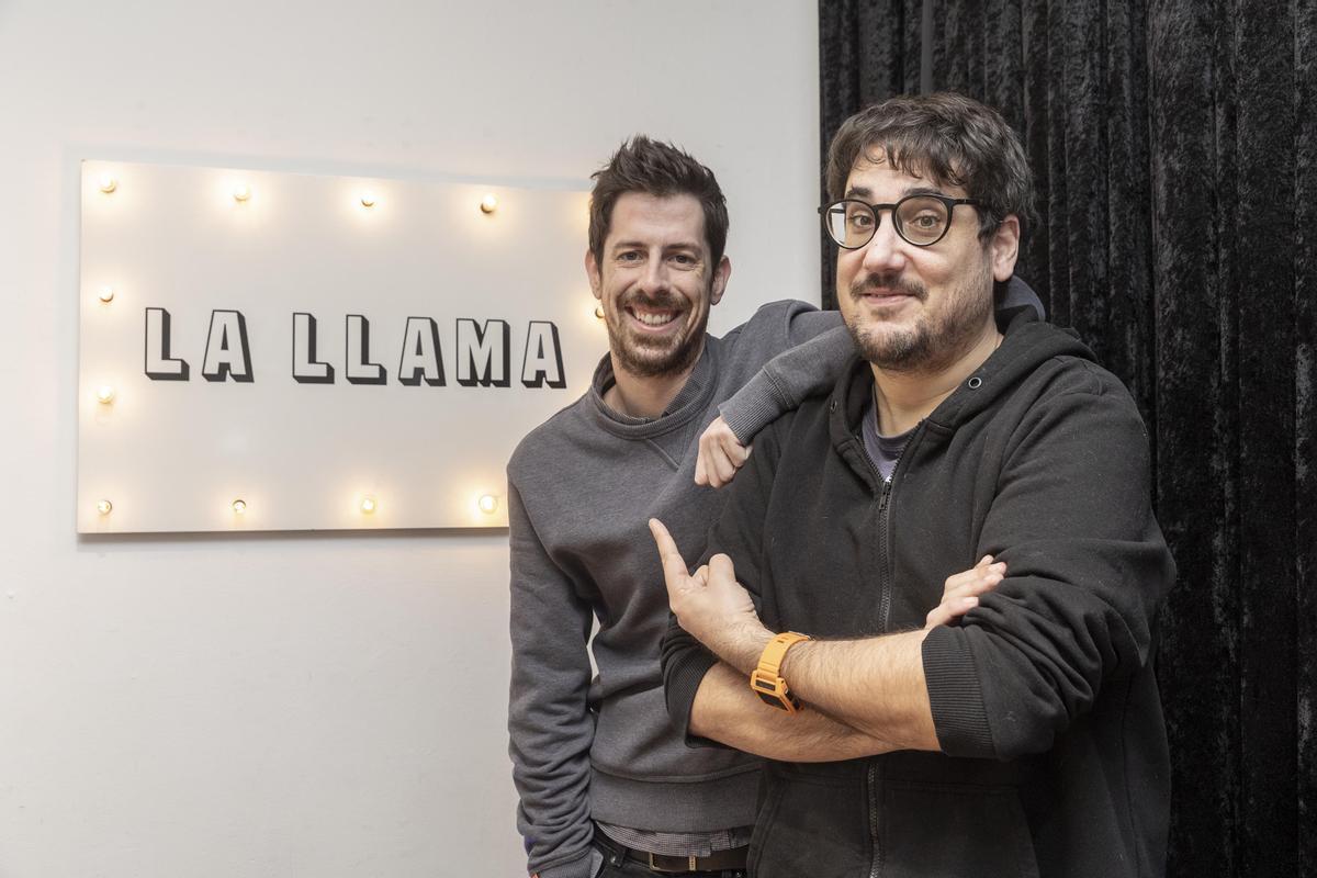Ignasi Taltavull y Tomàs Fuentes posan en La Llama, donde empezó todo: aquí estrenaron 'La Ruina' en 2019.