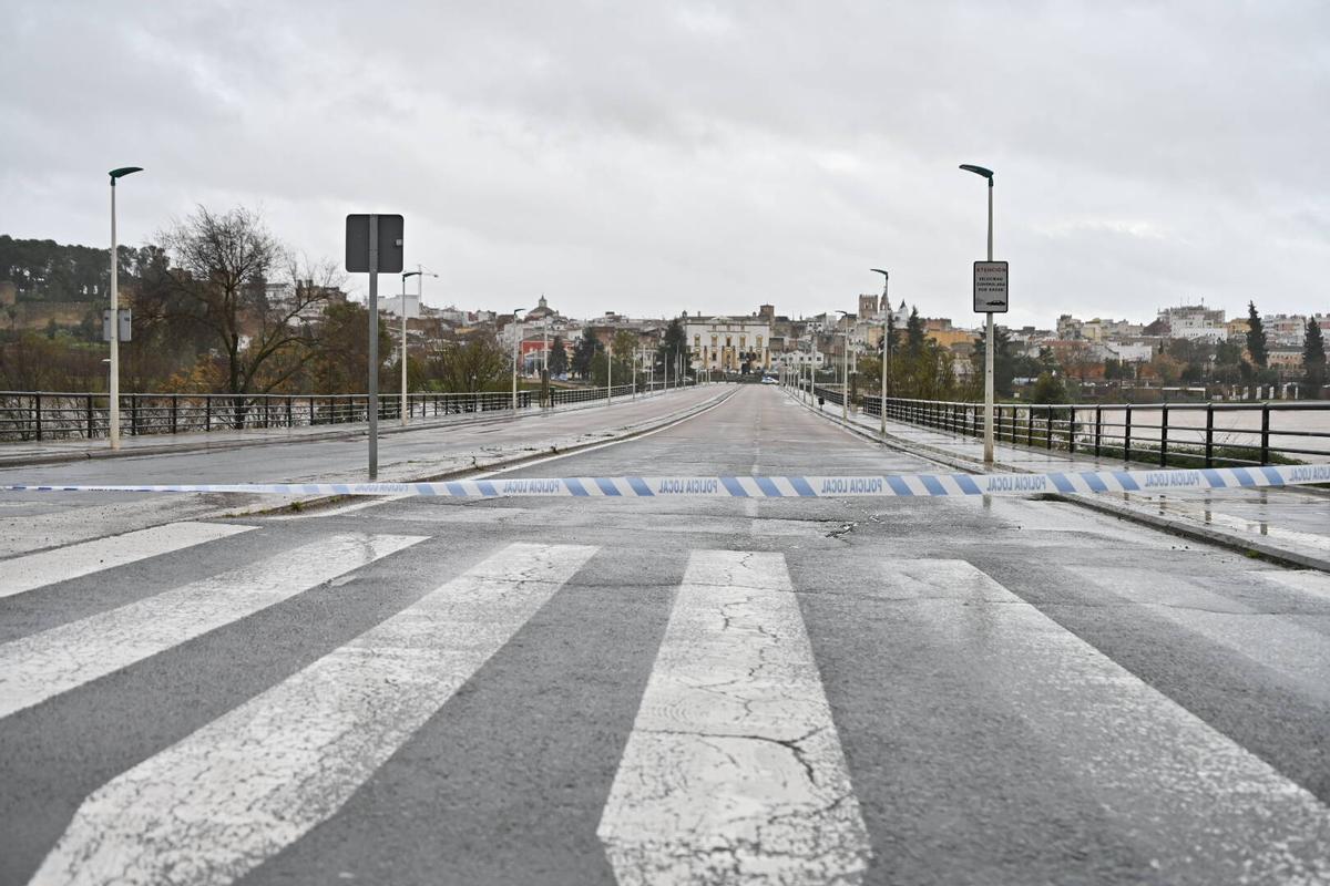 El Puente de la Autonomía cerrado al tráfico y los peatones.