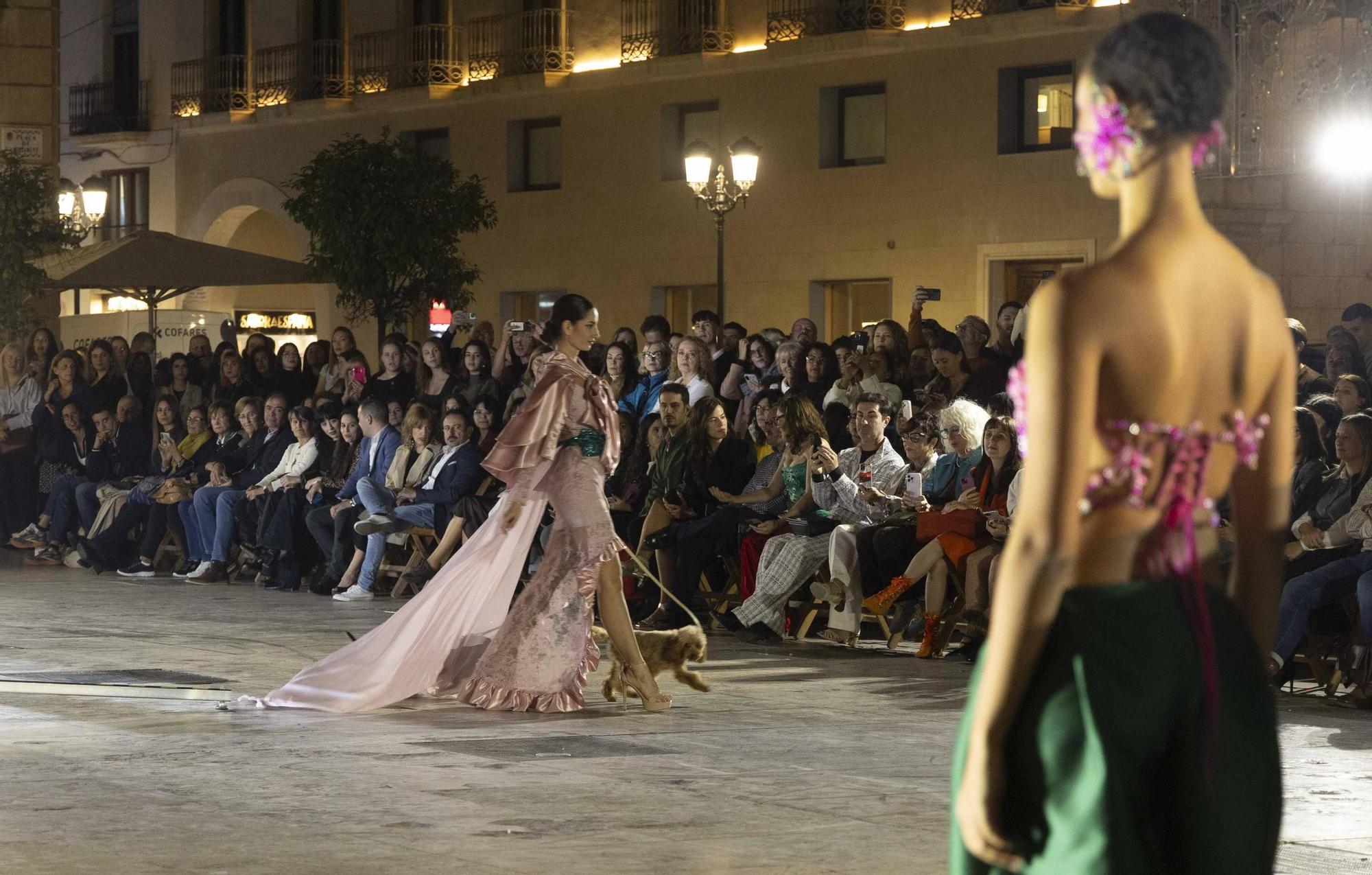Alicante Fashion Week ofrece un desfile abierto al público en la plaza del ayuntamiento