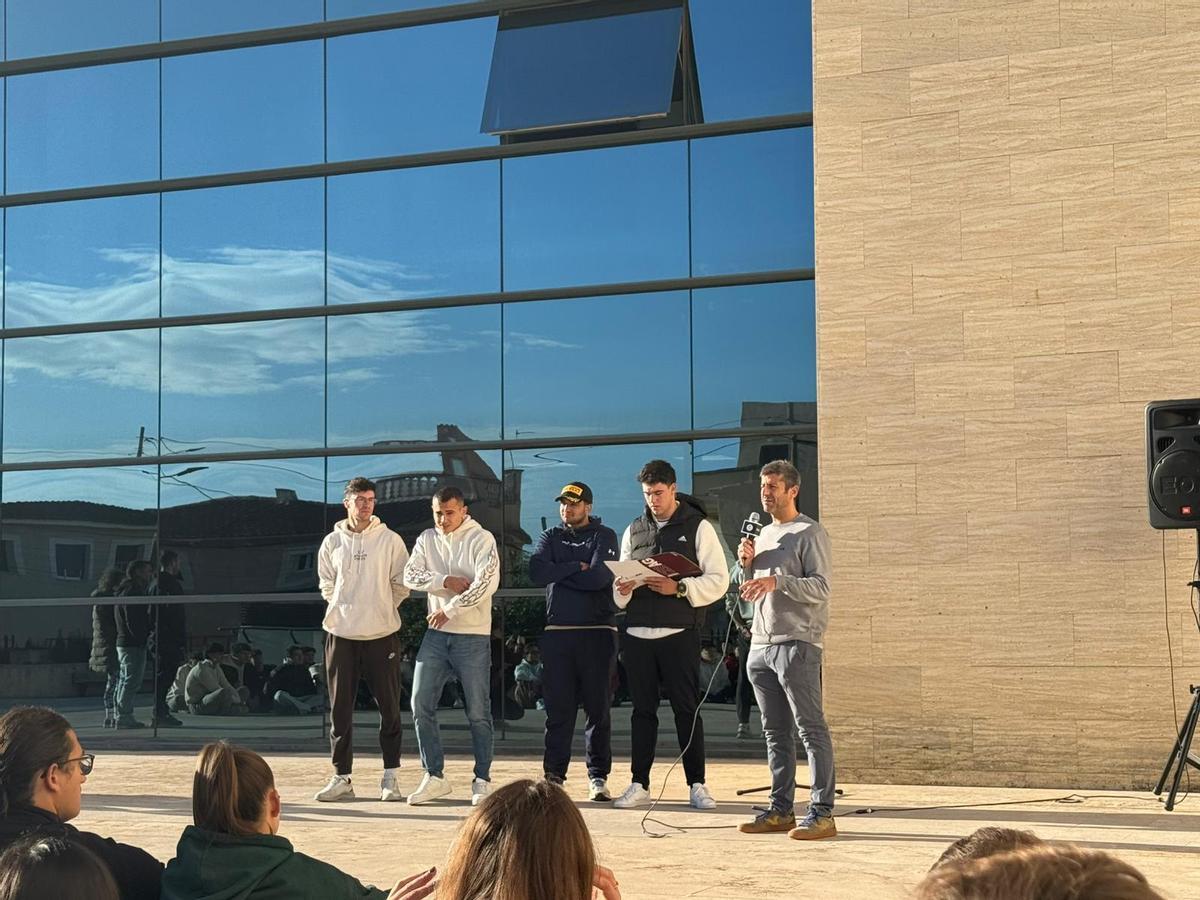Los representantes de los alumnos del CESAG, leyendo el comunicado de la protesta