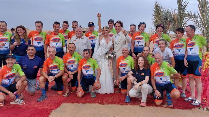 Dos valencianos se casan en plena Titan Desert