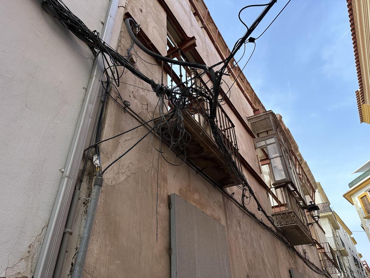 'Manojo' de cables en la calle Núñez de Arce.