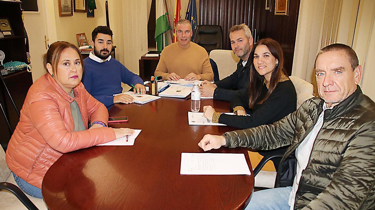 Antonio Granados, en el centro, con miembros del equipo de gobierno municipal.