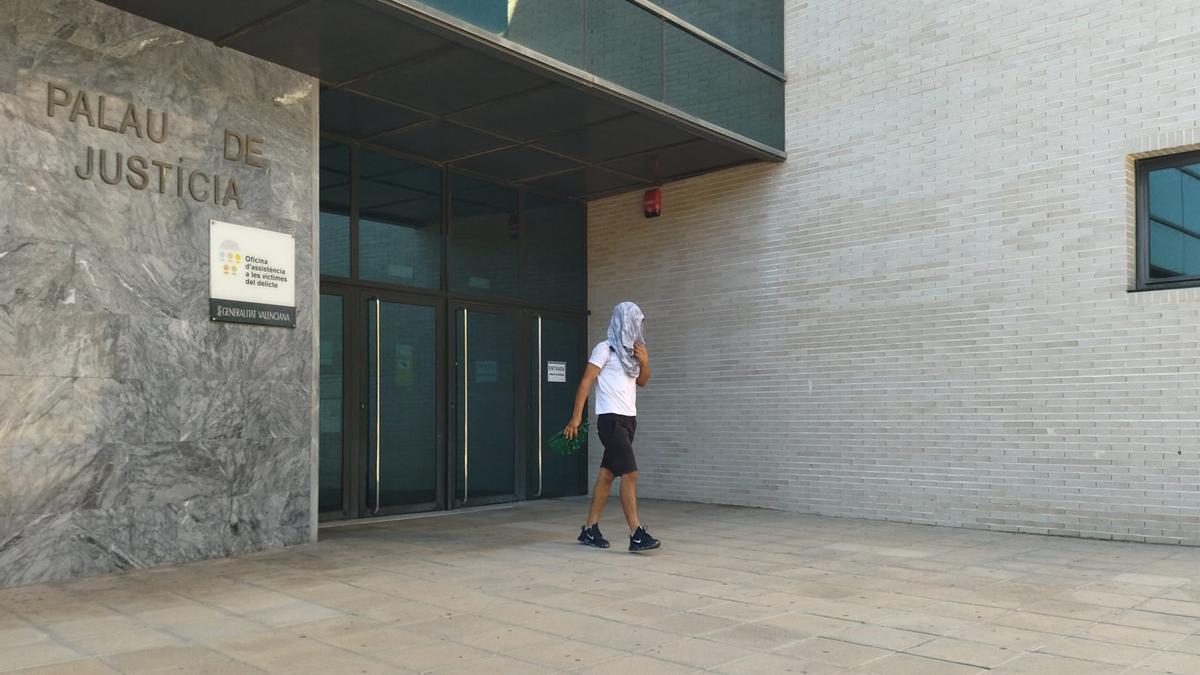 Uno de los detenidos y que ha quedado en libertad tras ser ajeno a los hechos, en los juzgados de Dénia.