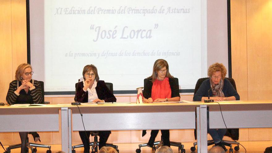 Desde la izquierda, Maria Teresa Estrada, Pilar Varela, Rosario G. Arenas y Ana Farpón, durante el acto.