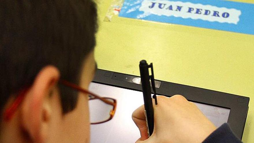Un alumno trabaja sobre una tableta gráfica, uno de los recursos informáticos por los que apuesta la conselleria pero que llegan a muy pocos.