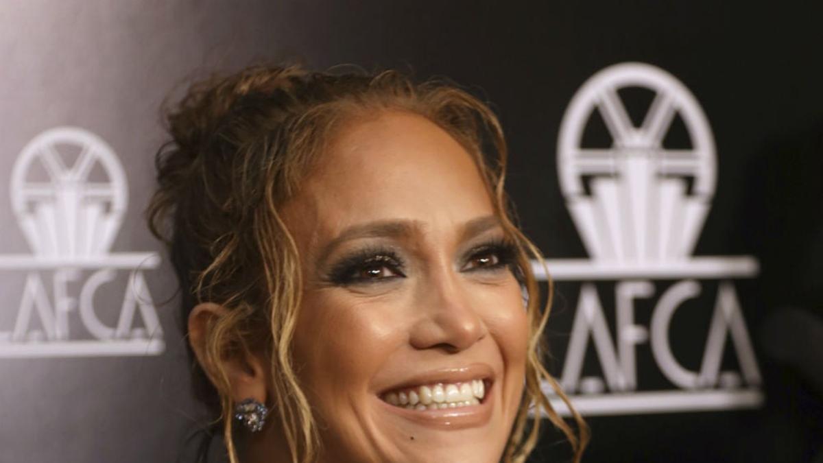 Nadie luce el escote de vértigo como Jennifer Lopez y ésta es la prueba