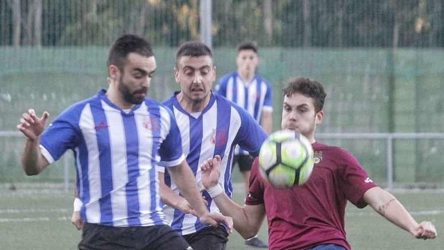 Una acción del duelo entre Bahía y Pontevedra B. // Santos Álvarez