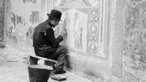 Un arqueólogo restaura un mosaico de Herculano, en fecha sin determinar.
