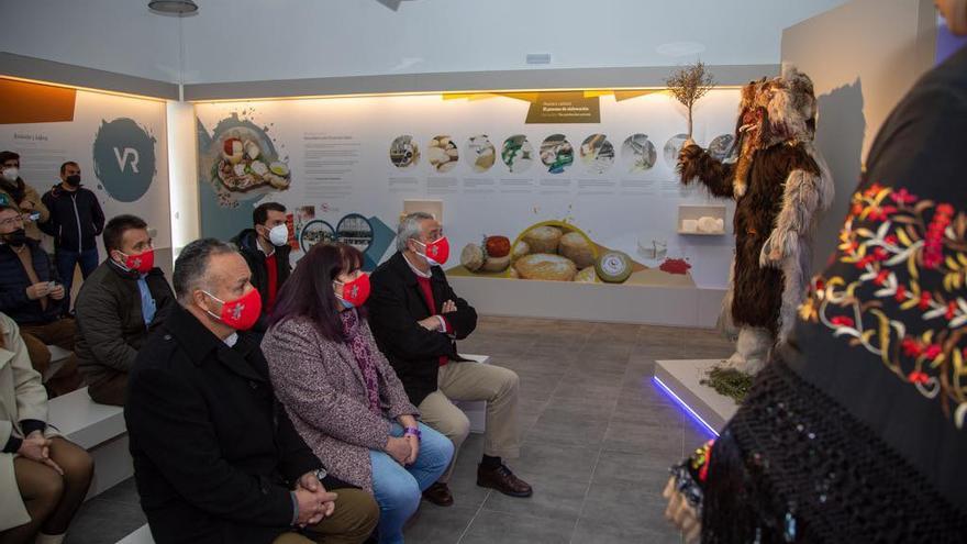 El alcalde de Acehúche, Benito Arias; la consejera de Agricultura, Begoña García, y el presidente de la Diputación de Cáceres, Carlos Carlos, en la inauguración del centro de interpretación.