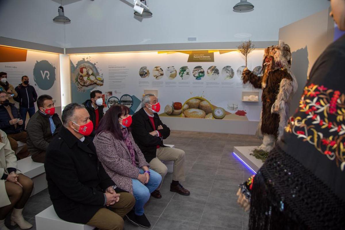 El alcalde de Acehúche, Benito Arias; la consejera de Agricultura, Begoña García, y el presidente de la Diputación de Cáceres, Carlos Carlos, en la inauguración del centro de interpretación.
