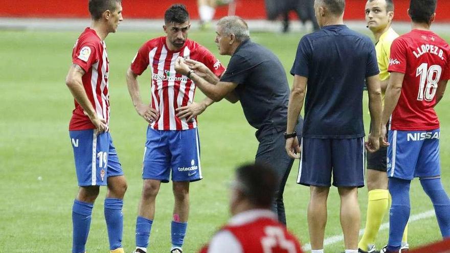 Paco Herrera da instrucciones a Santos y a Scepovic mientras atienden a Quintero e Isma López se prepara para entrar al campo.
